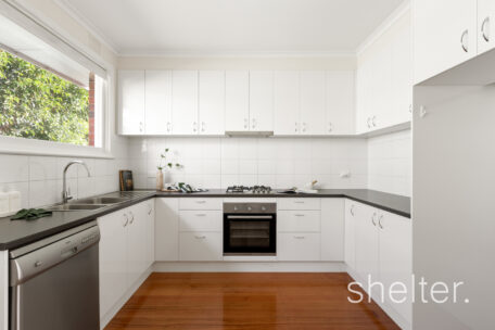 2/18 Yeovil Road Glen Iris