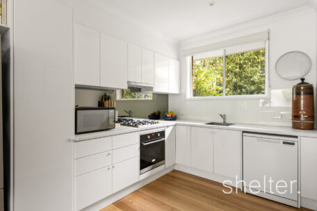 2/23 Gardiner Parade Glen Iris